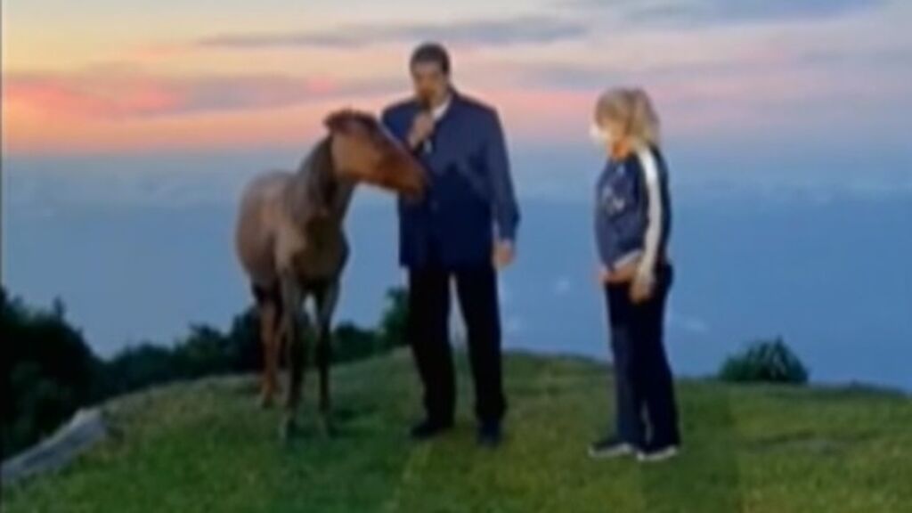 Nicolás Maduro habla con un caballo como si fuera la representación de Chávez: "Caminamos juntos"