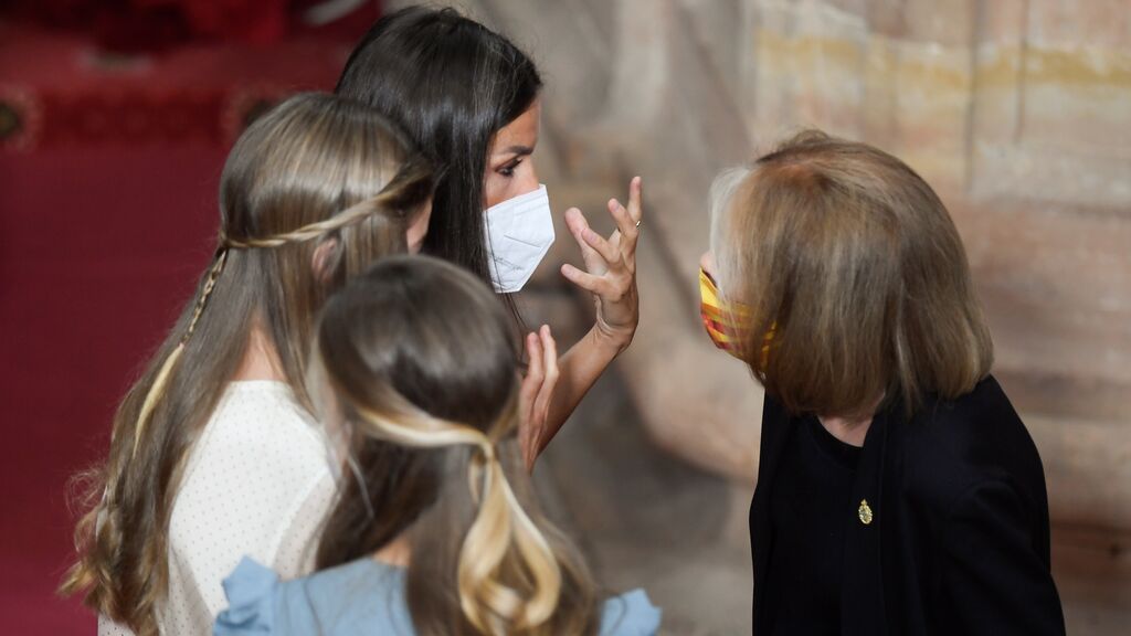 El despiste de Letizia en la foto con los premiados de los Princesa de Asturias