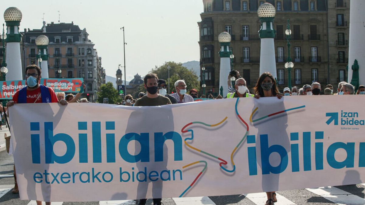 Una manifestación de Sare y Etxerat a favor del acercamiento de presos, en San Sebastián Una manifestación de Sare y Etxerat a favor del acercamiento de presos, en San Sebastián