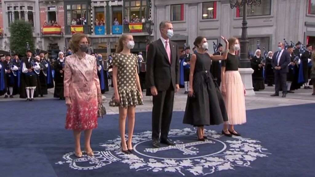 El momento en que la familia real llega al Teatro Campoamor para los Premios Princesa de Asturias