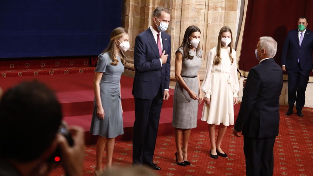 EuropaPress_4023673_i-d_princesa_asturias_rey_felipe_vi_letizia_infanta_sofia_posan