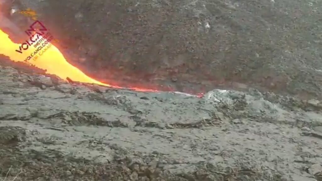 Así es la fisura eruptiva del volcán de La Palma, grabada por primera vez por Involcan