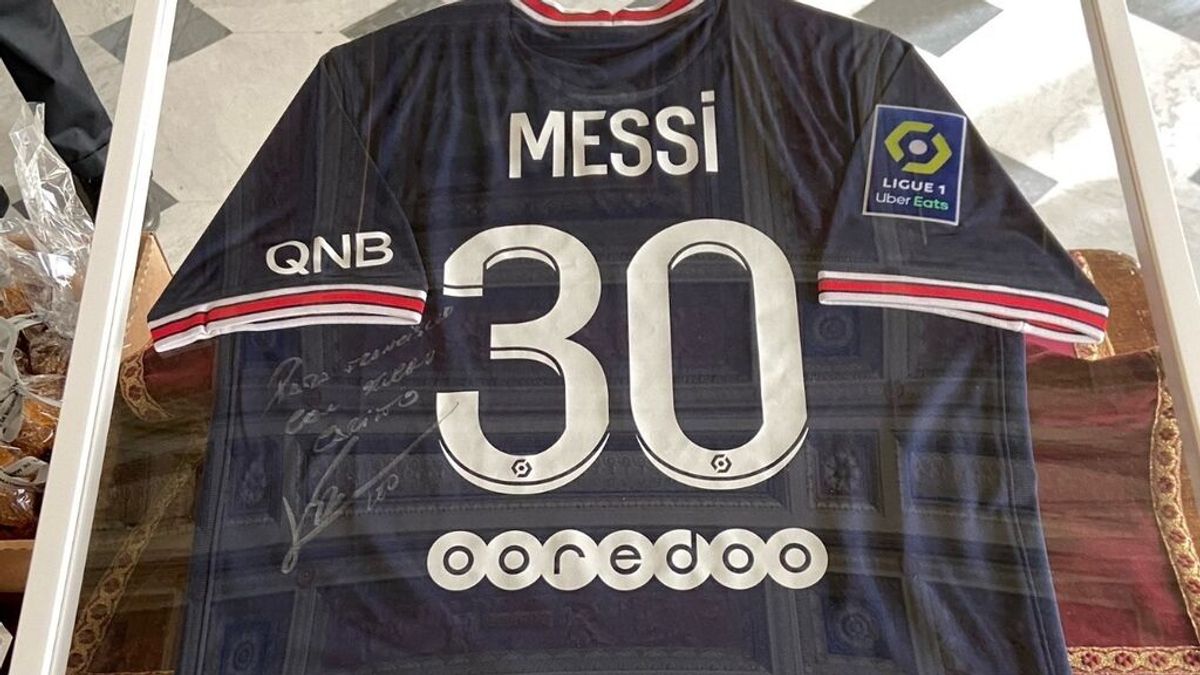 El Papa recibe la camiseta del PSG de Messi: "Siempre puedes contar conmigo"