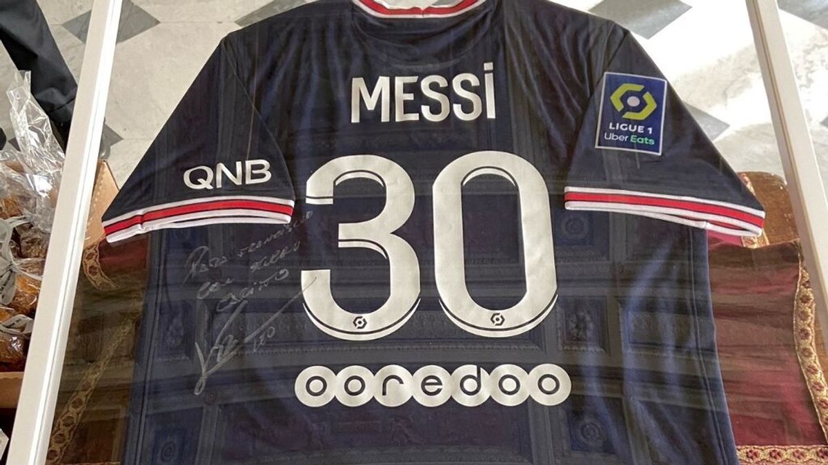 El Papa recibe la camiseta del PSG de Messi: "Siempre puedes contar conmigo" El Papa recibe la camiseta del PSG de Messi: "Siempre puedes contar conmigo"