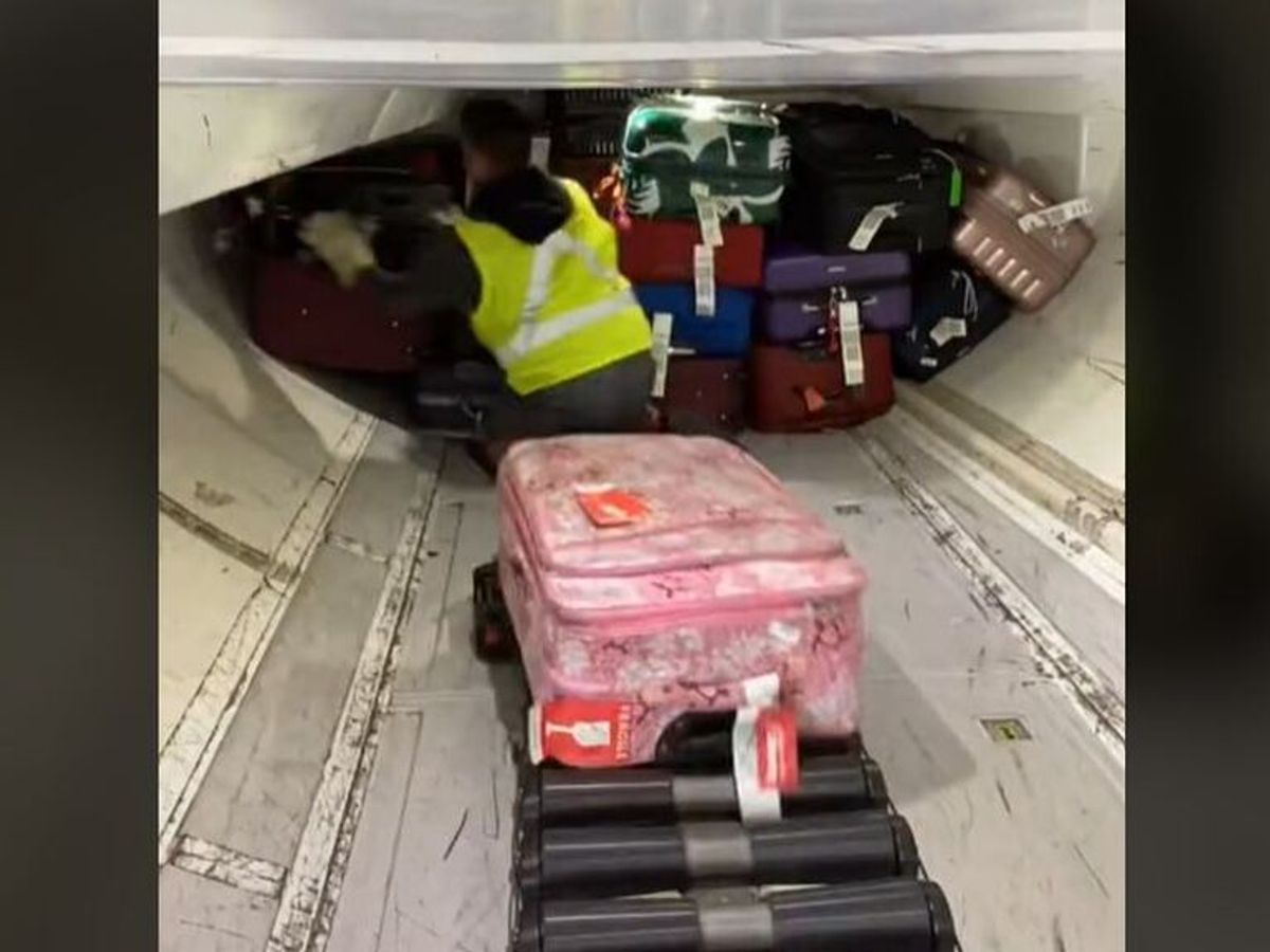 Pila de brazo Monarca Muestra cómo apilan las maletas en el avión al "estilo Tetrix"