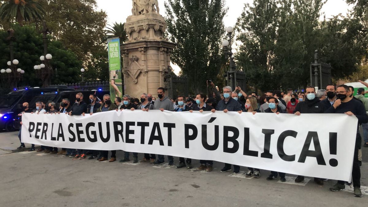 Un millar de mossos y urbanos protestan en Barcelona por la "dignidad policial" Un millar de mossos y urbanos protestan en Barcelona por la "dignidad policial"
