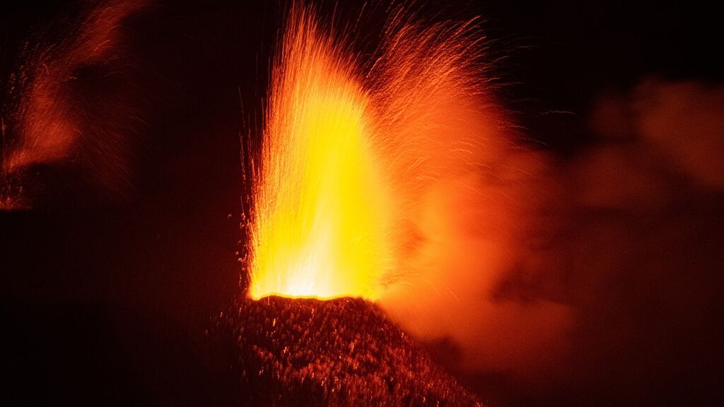 Parte del cono principal del volcán de La Palma sufre un derrumbe