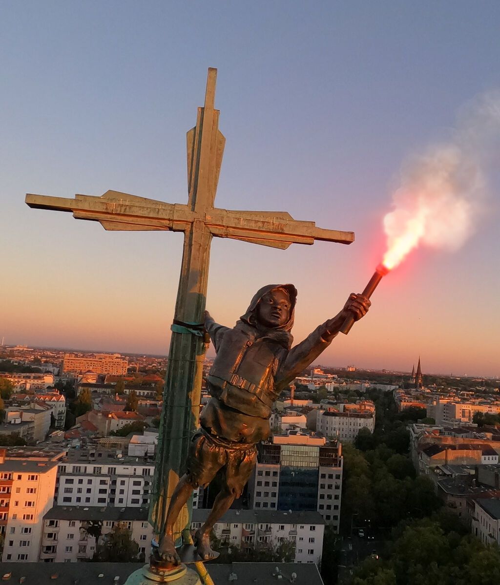 Landless Stranded del artista Pejac en Berlín