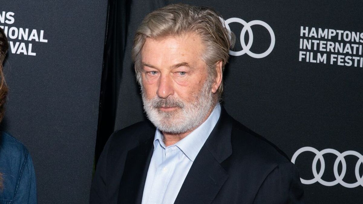 Alec Baldwin abraza al esposo e hijo de Halyna Hutchins, fallecida en el trágico accidente Alec Baldwin abraza al esposo e hijo de Halyna Hutchins, fallecida en el trágico accidente