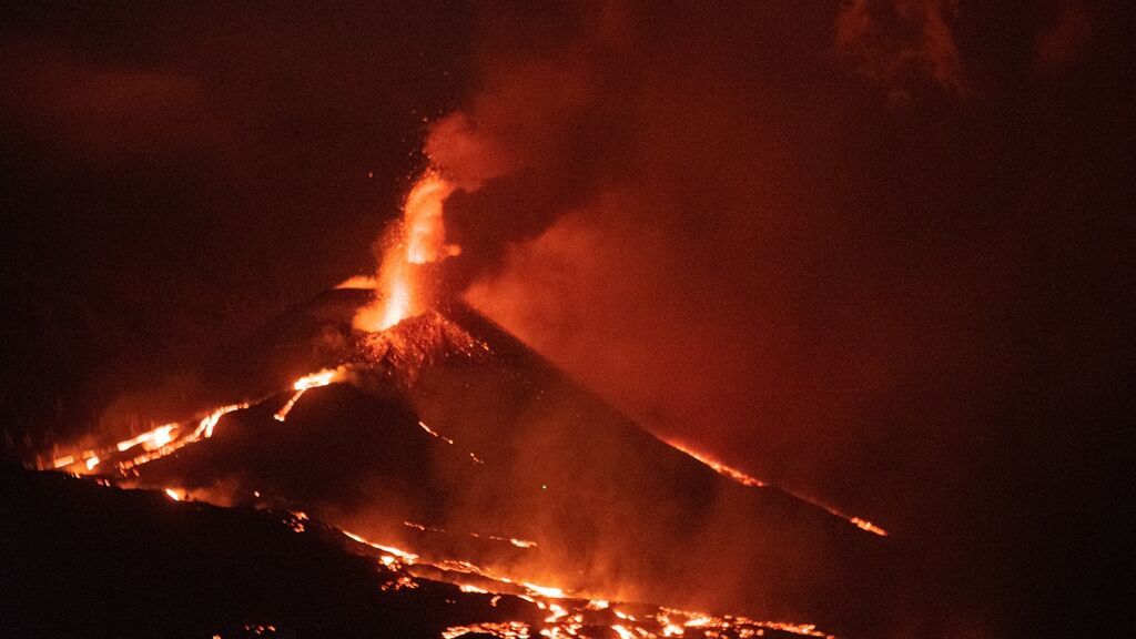 Última hora del volcán de La Palma: la erupción cumple cinco semanas con otro derrumbe y más lava