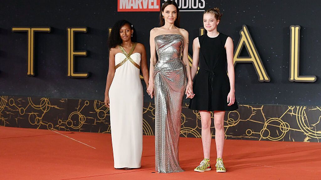 Angelina Jolie con sus hijas Zahara y Shiloh en el estreno de 'Eternals' en Roma