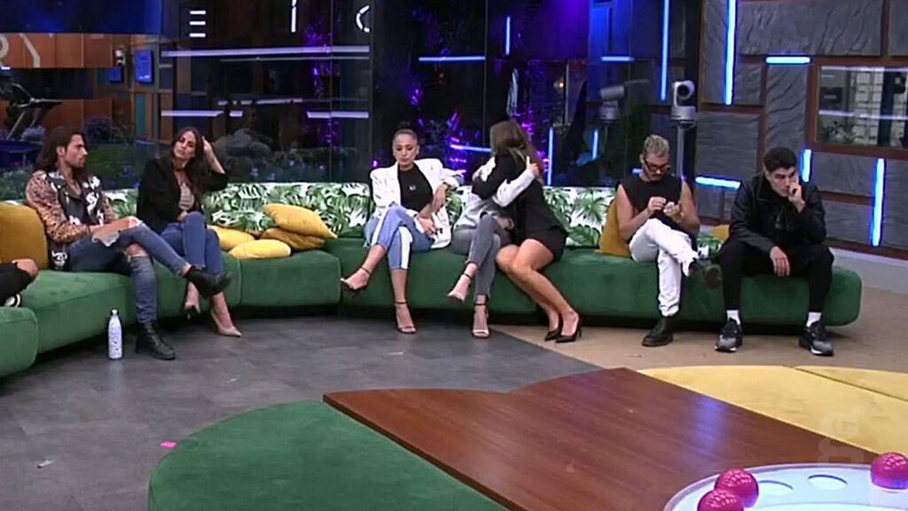 Abrazo entre Cris y Adara