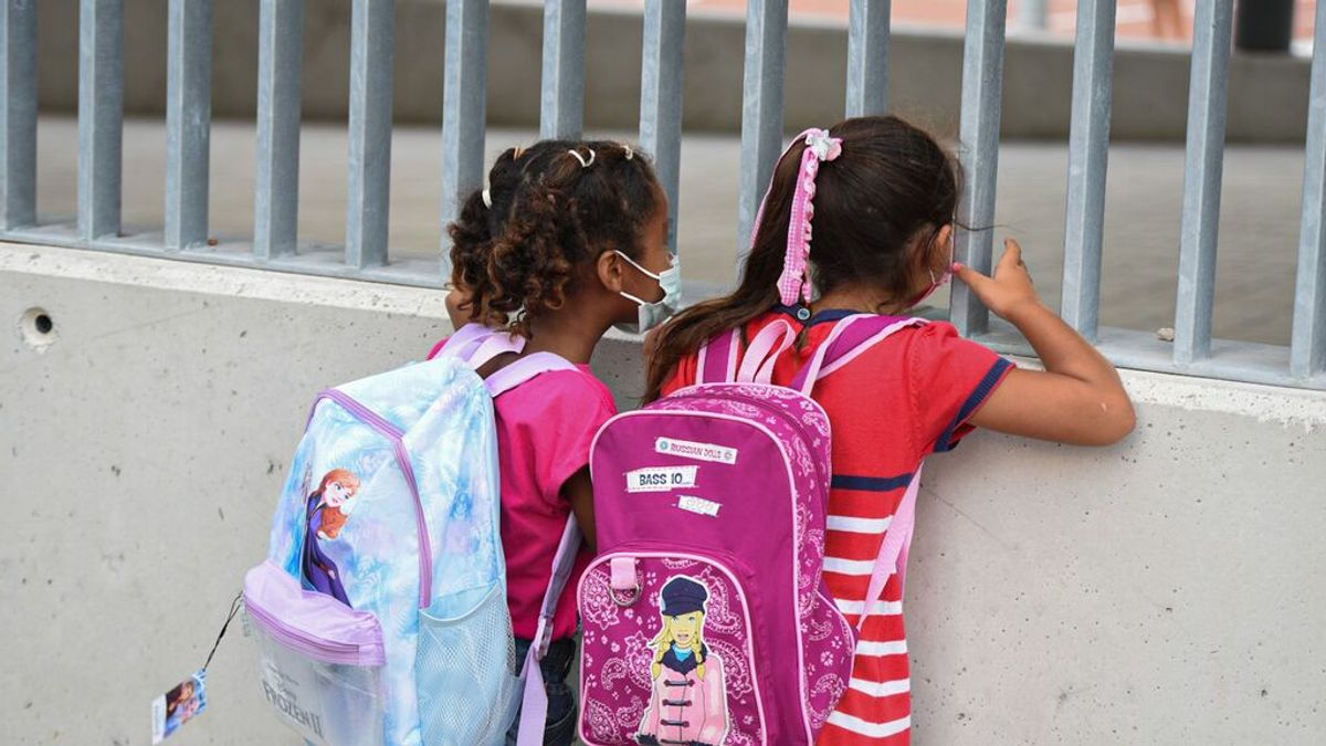Un gran número de colegios madrileños mantienen la mascarilla en los patios por la "imposibilidad" de mantener la distancia Un gran número de colegios madrileños mantienen la mascarilla en los patios por la "imposibilidad" de mantener la distancia
