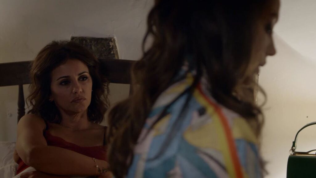 Amaya se venga de Adriana, la mujer que le robó su vida, y acaba convirtiéndose en reportera