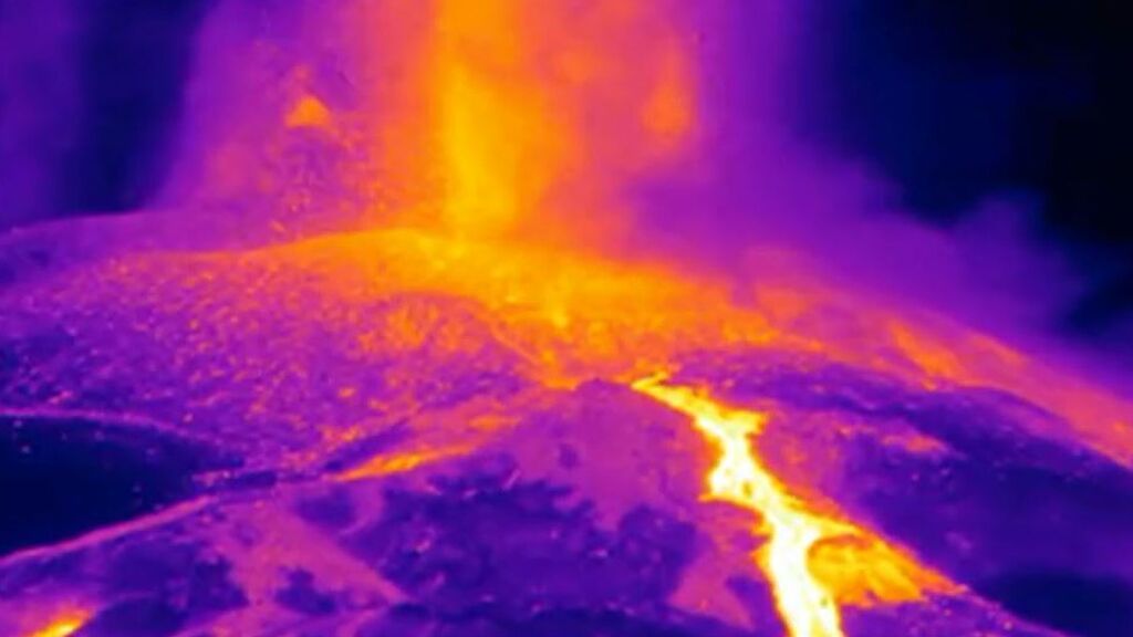 La lava vista con cámaras infrarrojos:  más fluida y se desliza a mayor velocidad