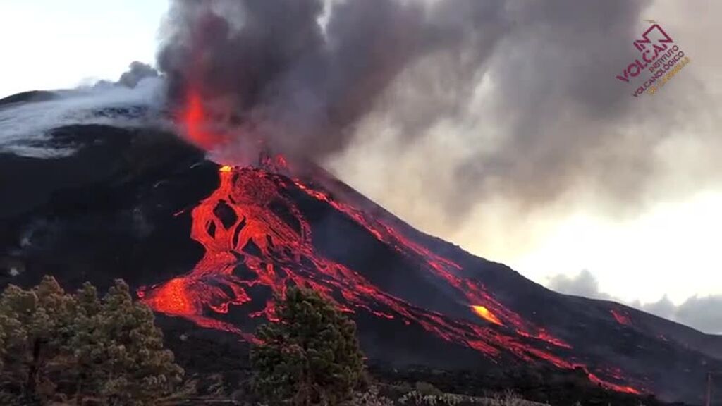 Vuelve a romperse el cono del volcán arrojando más lava sobre las coladas