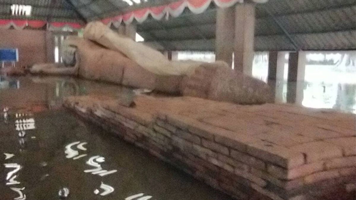 El famoso Buda reclinado de Tailandia se inunda al paso de la tormenta tropical Dianmu