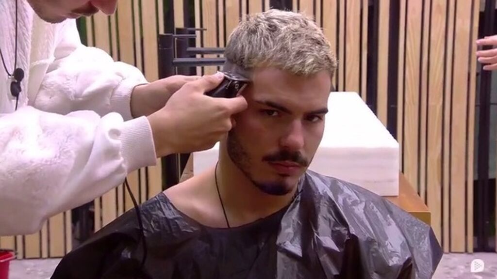 Jesús le corta el pelo a Dani