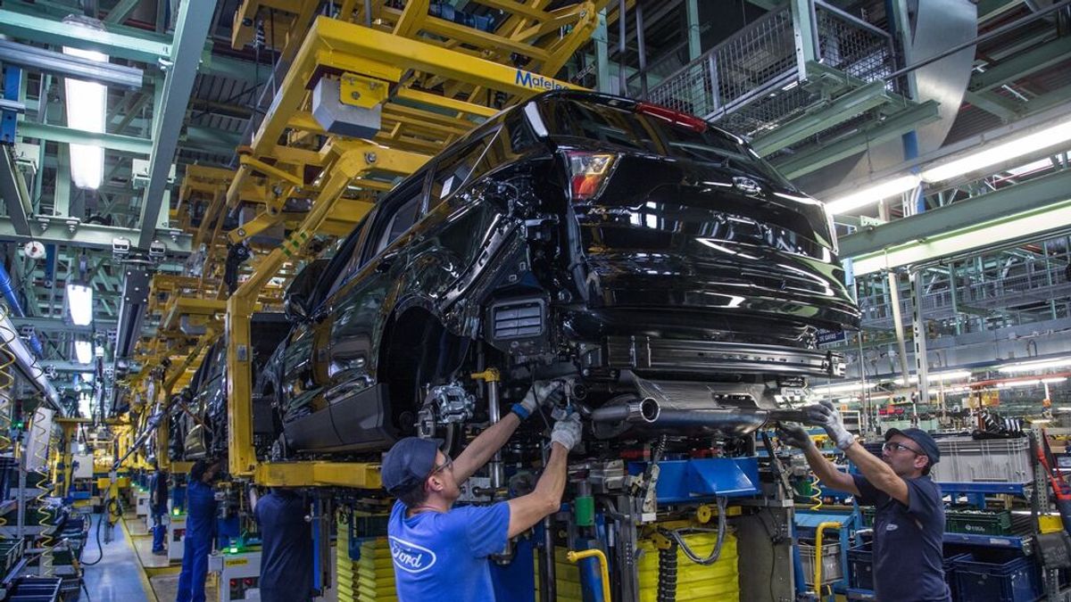Ford Almussafes plantea "rebajas salariales" en la plantilla y apuntan al fin del turno de noche Ford Almussafes plantea "rebajas salariales" en la plantilla y apuntan al fin del turno de noche