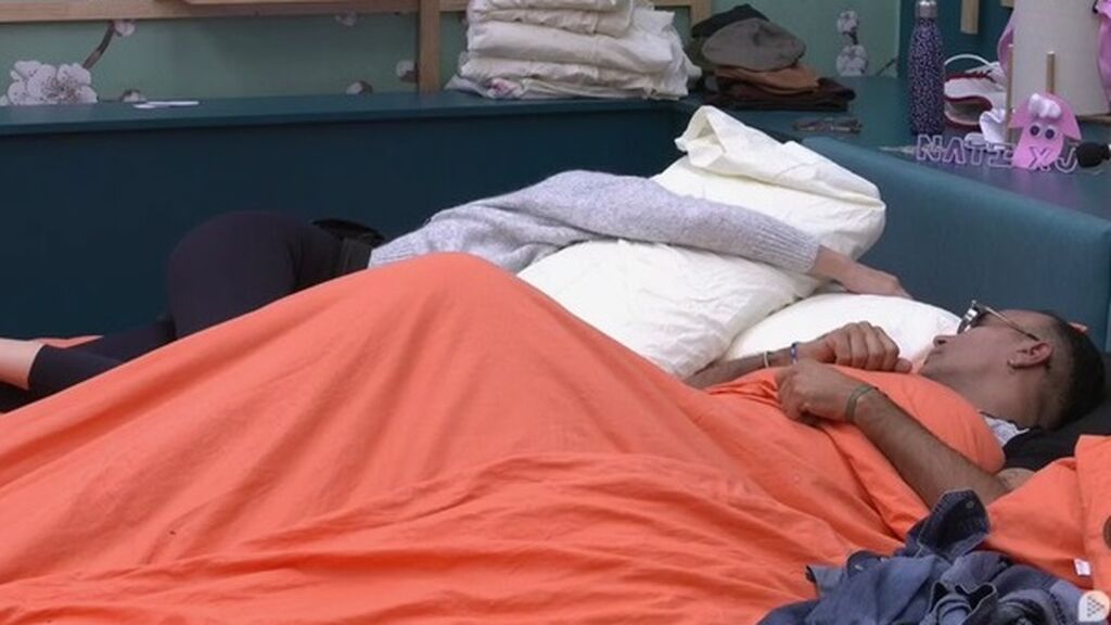 Adara y Luis dormidos