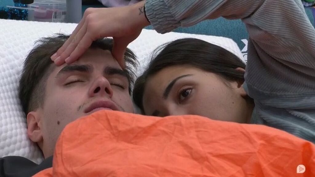 Sandra da un masaje a Julen