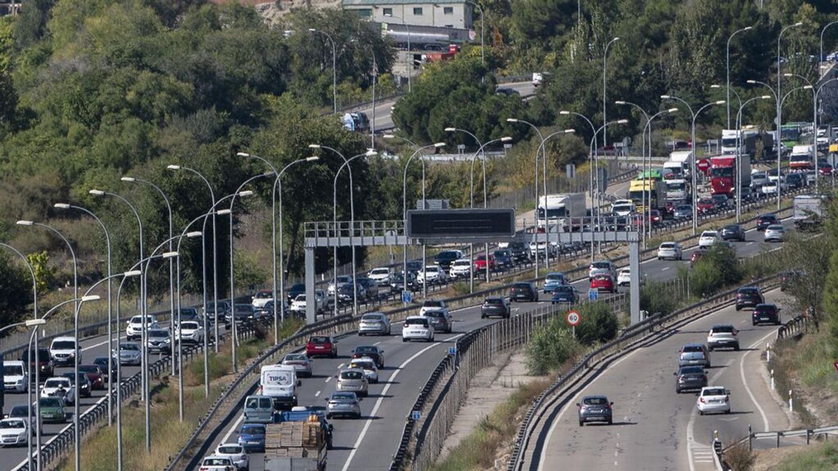 Un aparatoso accidente entre dos camiones provoca kilómetros de atascos en Madrid Un aparatoso accidente entre dos camiones provoca kilómetros de atascos en Madrid