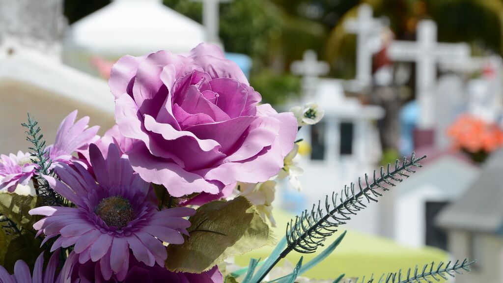 ¿Por qué se lleva flores al cementerio el día de Todos los Santos?