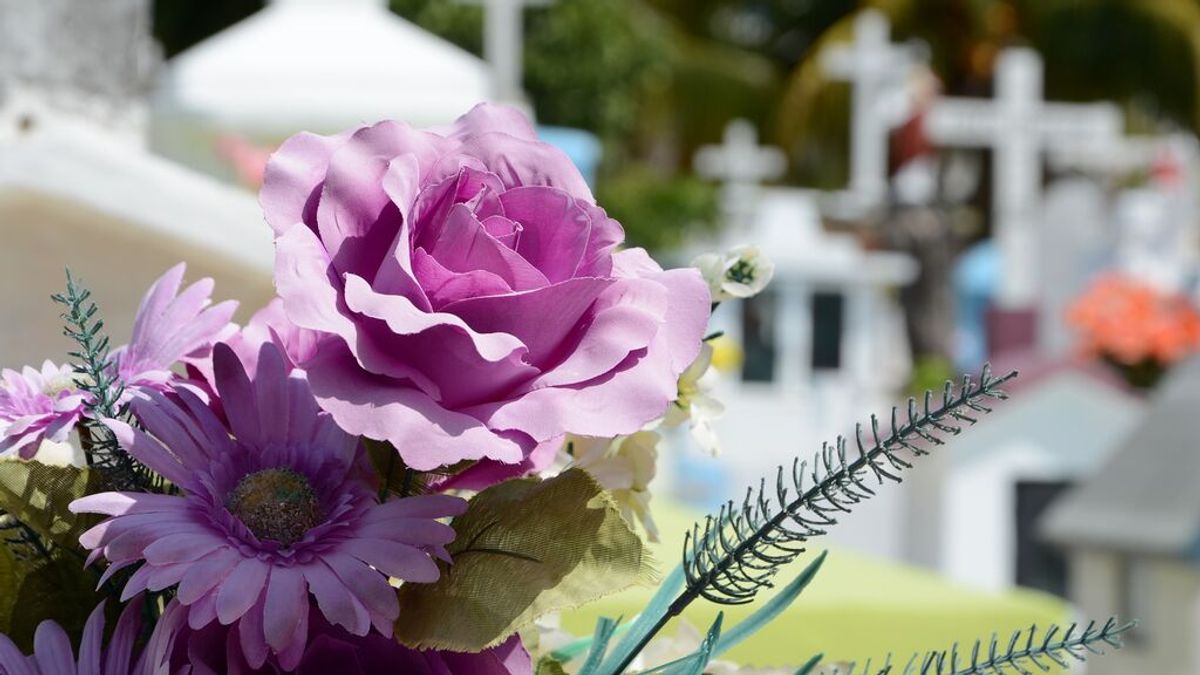 ¿Por qué se lleva flores al cementerio el día de Todos los Santos?