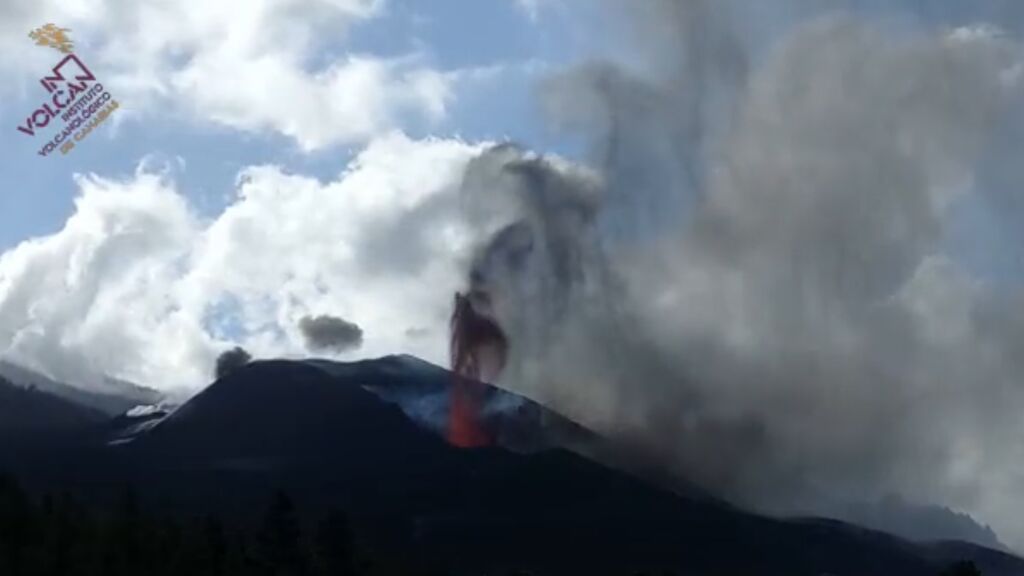 El volcán de La Palma se muestra hoy menos explosivo