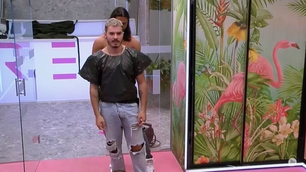 Dani utiliza una bolsa de basura como camiseta