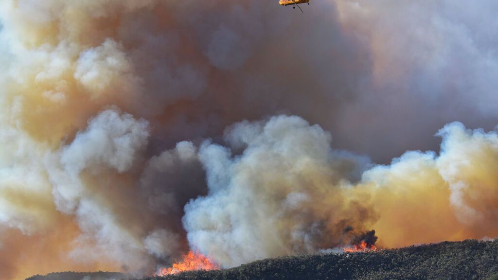 EuropaPress_4001014_12_october_2021_us_gaviota_helicopter_drops_water_on_the_alisal_wildfire_in