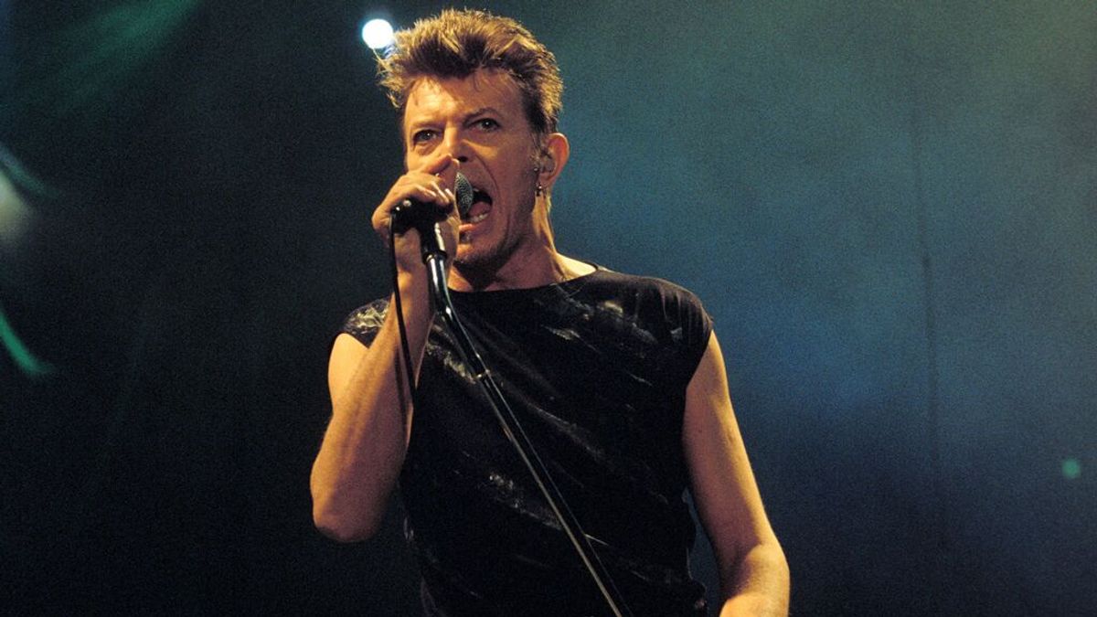 Compadres en el backstage: cuando Bowie llamó viejo al cantante de Pink Floyd a pesar de que se llevan un año