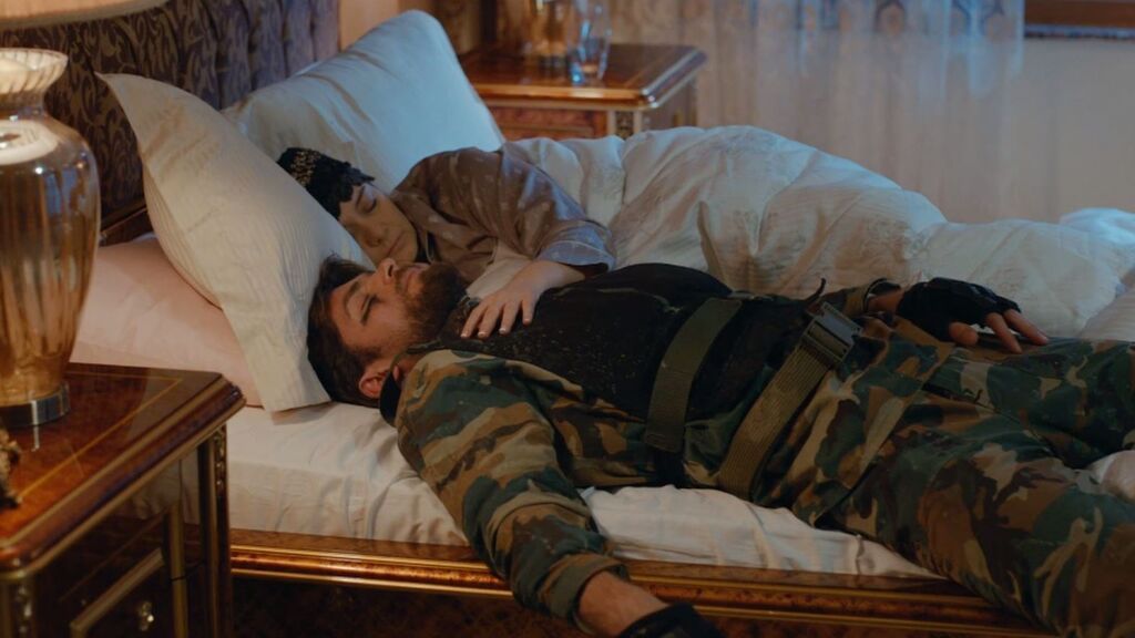 Ertan acaba en la cama de Mukaddes