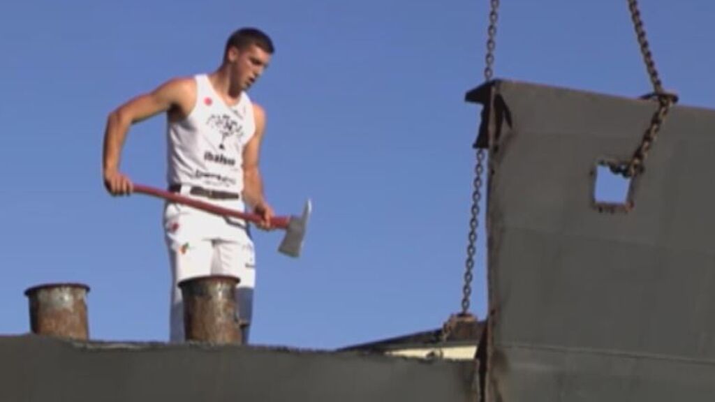 Un aizkolari desguaza a hachazos el Naumon de la Fura dels Baus
