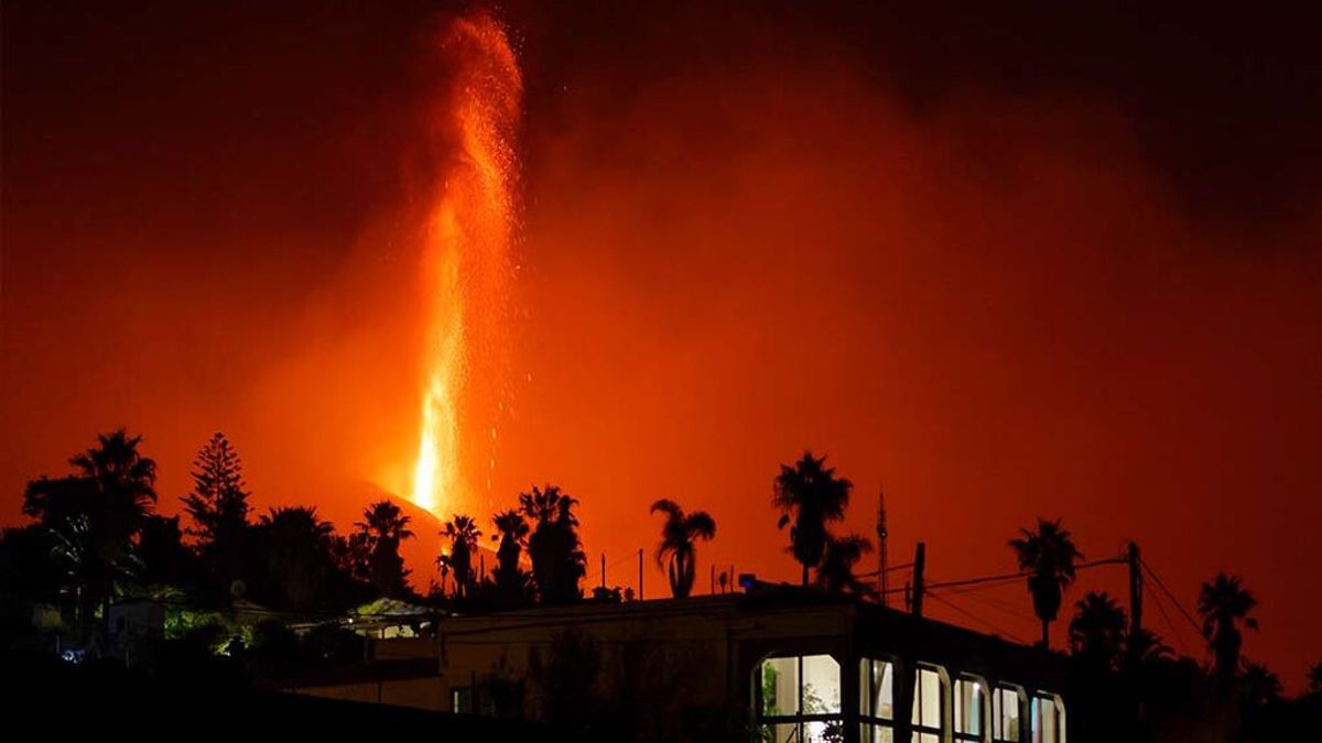 Bombardear el volcán de La Palma para redirigir la lava: preguntamos a un vulcanólogo por esta idea