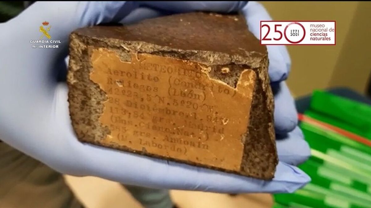 La Guardia Civil entrega al Museo Nacional de Ciencias Naturales un trozo recuperado del meteorito que cayó en León en 1947 La Guardia Civil entrega al Museo Nacional de Ciencias Naturales un trozo recuperado del meteorito que cayó en León en 1947