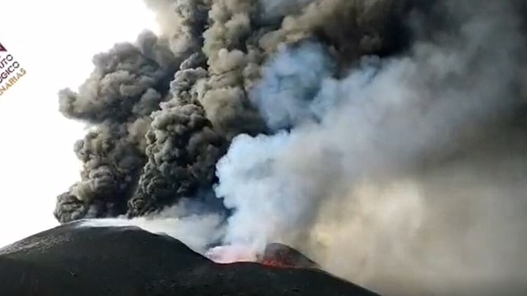 El penacho de humo y ceniza del volcán de La Palma, muy denso y grande
