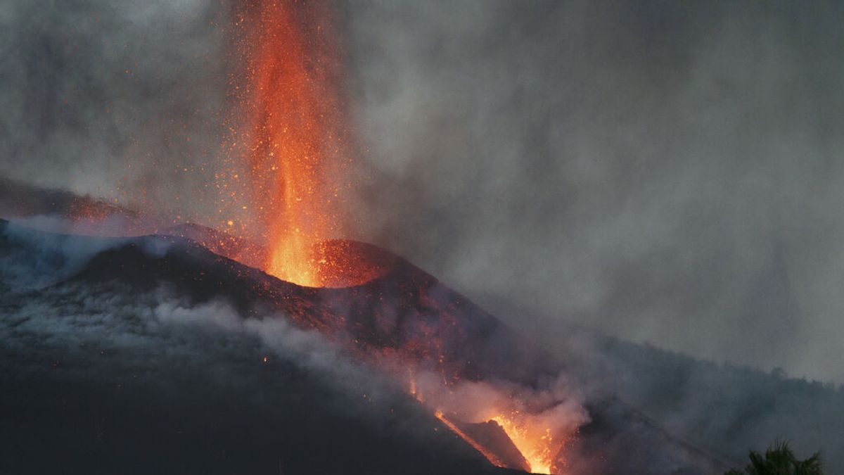 Bombardear un volcán para encauzar la lava, una idea que ya se usó en Hawái y Sicilia