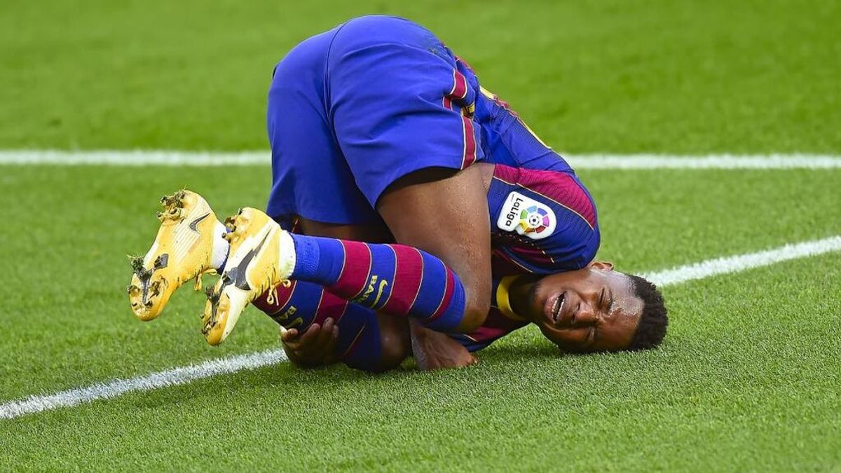 Saltan las alarmas con Ansu Fati: sigue 'tocado' de la rodilla y el Barça evita que juegue en Vallecas Saltan las alarmas con Ansu Fati: sigue 'tocado' de la rodilla y el Barça evita que juegue en Vallecas