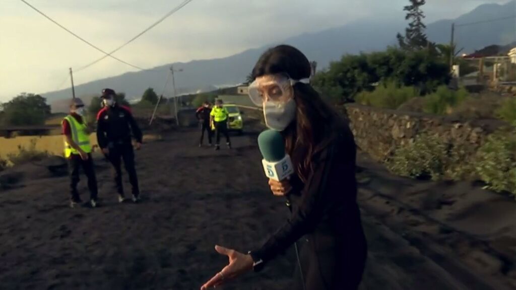 Un equipo de Informativos Telecinco entra en el barrio de Las Manchas, de los primeros en desalojar por el volcán