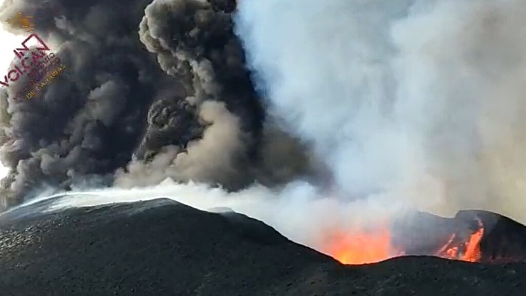 Momento del desprendimiento de parte del interior del volcán de La Palma