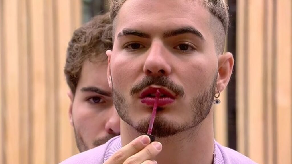 Jesús maquilla a Dani