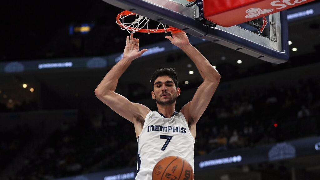 Santi Aldama juega su primer partido de la NBA con los Grizzlies.