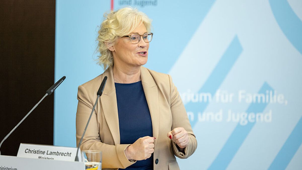 La ministra para las Mujeres de Alemania recomienda no usar  "puntuación inclusiva" en las administraciones
