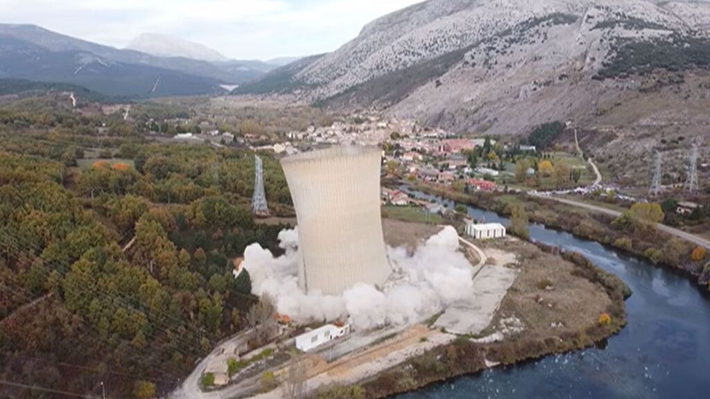 Adiós a la torre de refrigeración de la central térmica de Velilla del Río Carrión: "Ha caído como si fuese cartón"