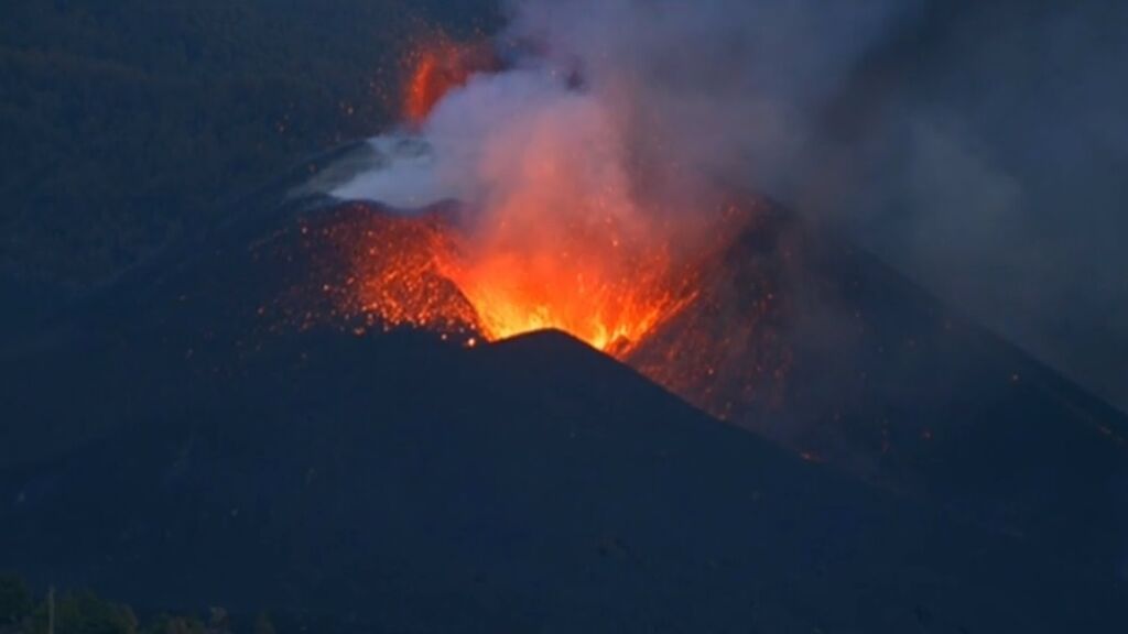 La lava de la primera colada se reactiva y vuelve a arrasar viviendas en La Palma