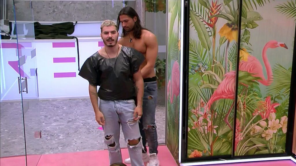 Ropa con bolsas de basura