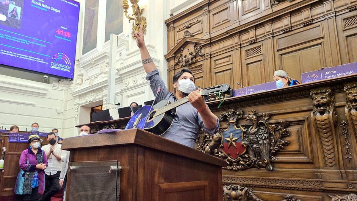 Un político chileno, guitarra en mano y citando a Chayanne, se arranca con un discurso musical