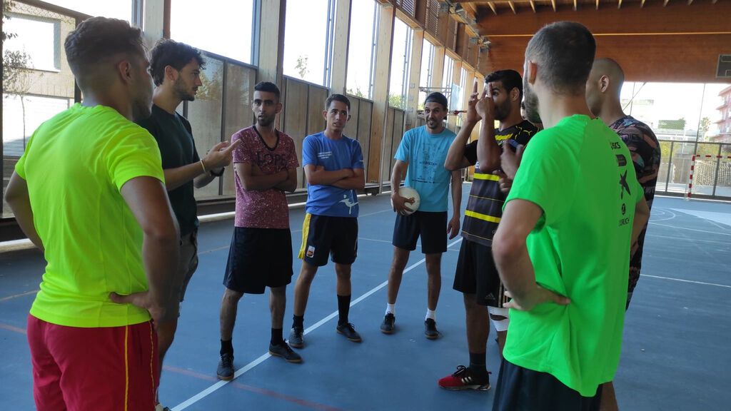 Migrantes sintecho crean un equipo de fútbol sala