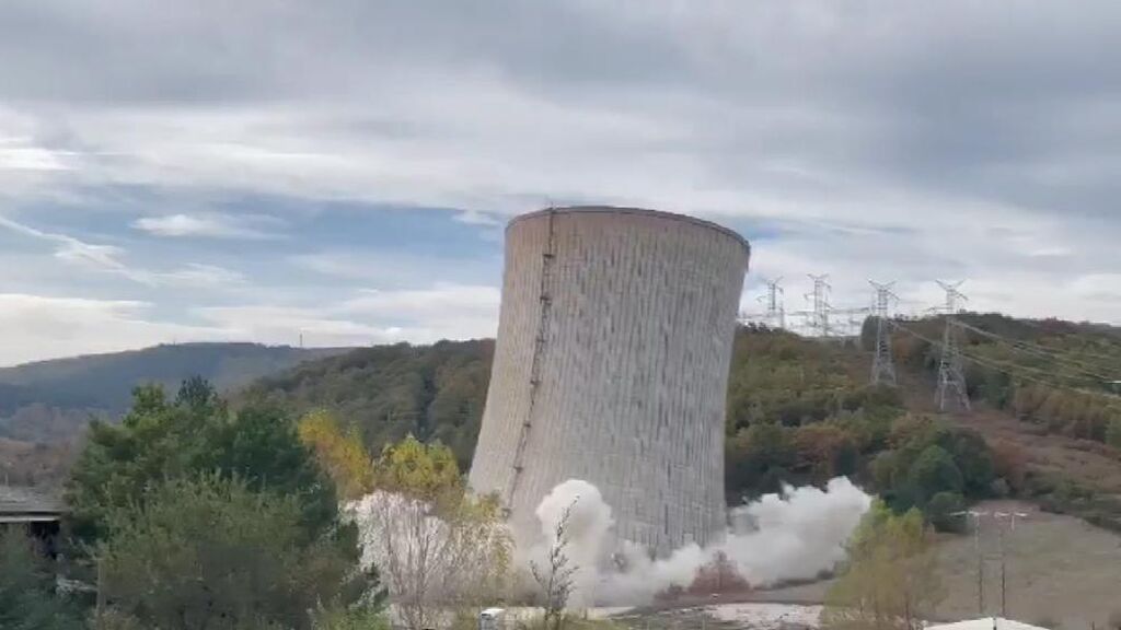 Derriban la torre de refrigeración térmica de la central de Velilla del Río Carrión
